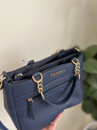 شنطة تومي هلفقر وسط Kendall