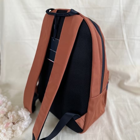 شنطة تومي هلفقر للظهر