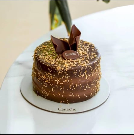 بوكس الورد مع الكيك و السلسال من اختيارك