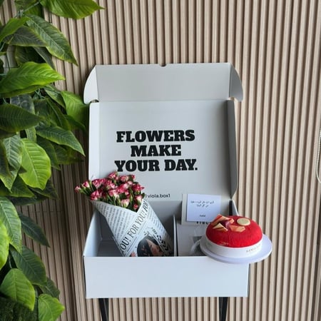 بوكس الكيك اني وداني مع الفازه مع الورد