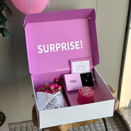 بوكس الورد مع الكيك و السلسال من اختيارك