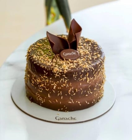 بوكس الورد مع الكيك و السلسال من اختيارك