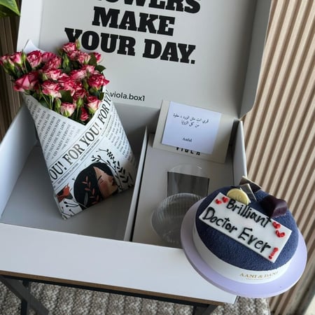 بوكس الكيك اني وداني مع الفازه مع الورد