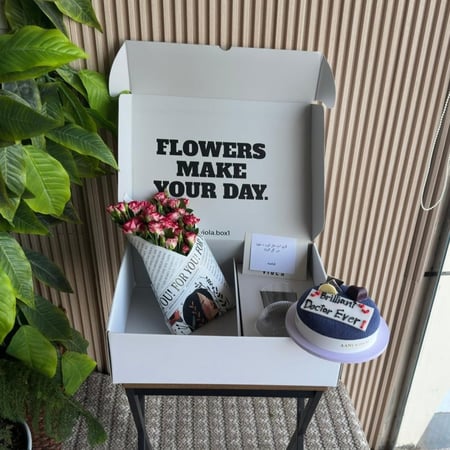 بوكس الكيك اني وداني مع الفازه مع الورد