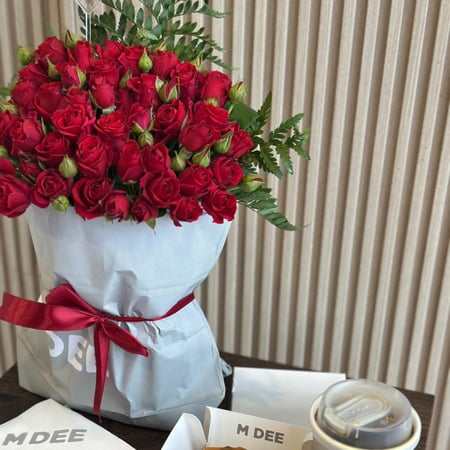 ورد مع كيك و قهوة من ام دي