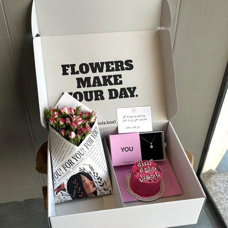 بوكس الورد مع الكيك و السلسال من اختيارك