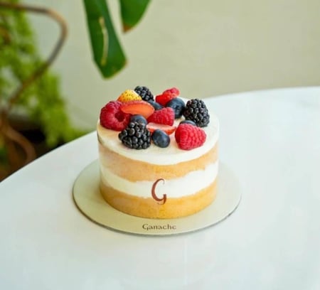 بوكس الورد مع الكيك و السلسال من اختيارك