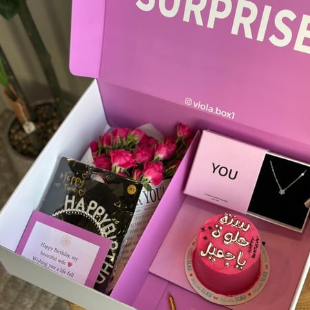 بوكس الورد مع الكيك و السلسال من اختيارك