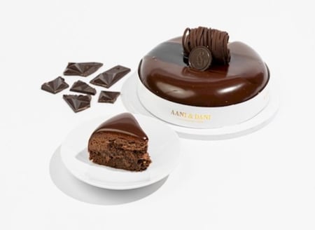 بوكس الكيك اني وداني مع الفازه مع الورد