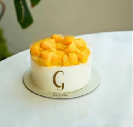 بوكس الورد مع الكيك و السلسال من اختيارك