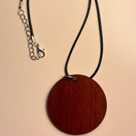 تعليقة او ميدالية خشبية