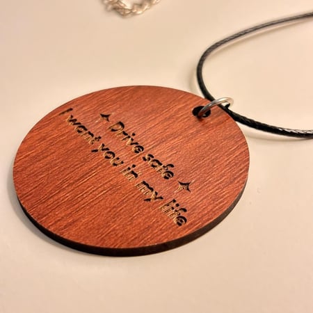 تعليقة او ميدالية خشبية