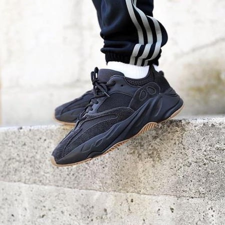 Yeezy Boost 700 Utility Black حذاء رياضي ييزي بوست 700