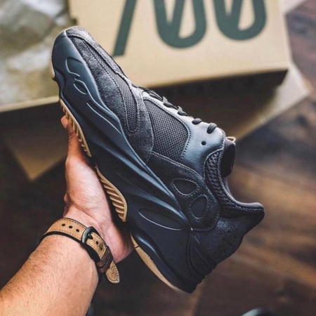 Yeezy Boost 700 Utility Black حذاء رياضي ييزي بوست 700