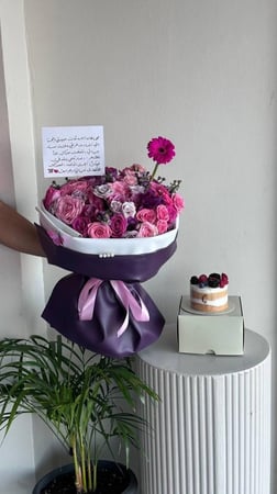 باقة الجلد الموف مع كيكة التوت