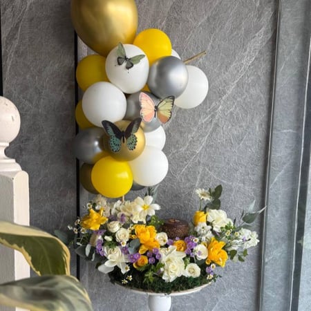 تنسيق ورد ملون مع بالونات ذهبية وفضية بجدة