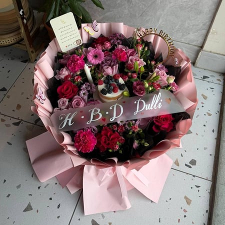 باقة ورد وردي مع كيكة صغيرة بتنسيق فاخر هدية عيد ميلاد