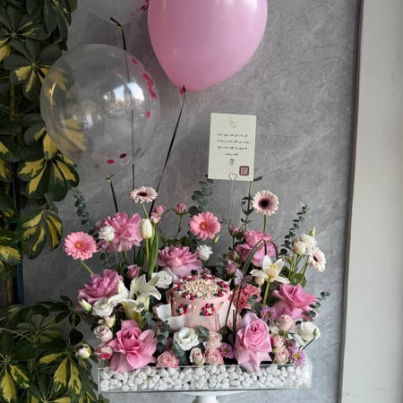 ستاند ورد وردي مع كيكة كورية هدية عيد ميلاد