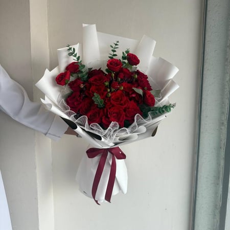 باقة ورد أحمر فاخرة بتغليف أبيض مثالية لهدية عيد الحب