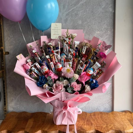 باقة شوكولاتة وورد وردي مع بالونات هدية عيد ميلاد أنيقة
