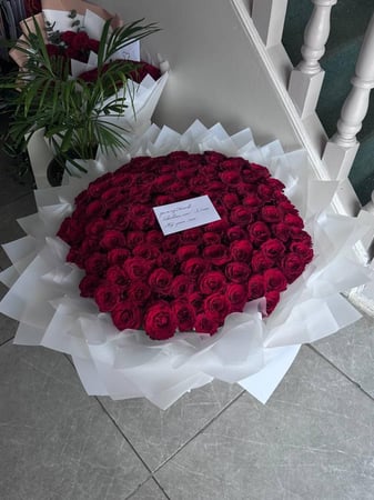 باقة 100 وردة حمراء