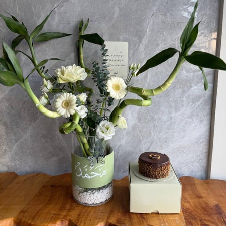 فازة ورد أبيض مع كيكة جاناش هدية مرتبة للزيارات