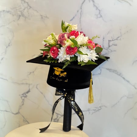 ورد طبيعي مع قبعة التخرج