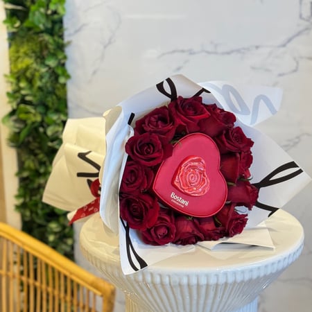 بوكيه ورد أحمر مع شوكولاته بستاني