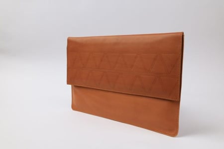 حقيبة ايباد | الرمال | اللون الجملي