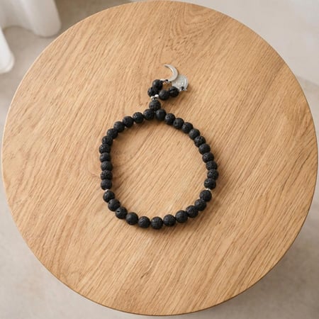 سبحة الحجر البركاني والعملة السعودية