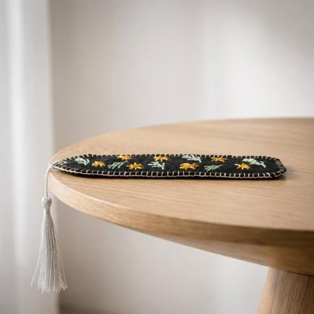 فاصل كتاب بتطريز أزهار