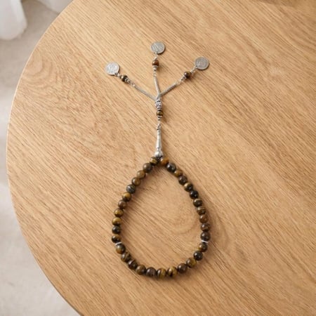 سبحة حجر عين النمر والعملة السعودية