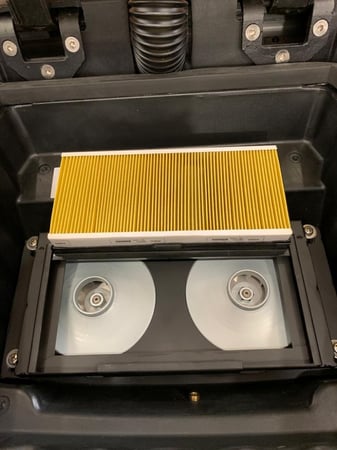 مكنسة كهربائية صفراء