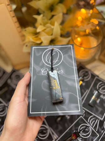 تعليقه ريزن للسيارة (red flower ) | لون رمادي