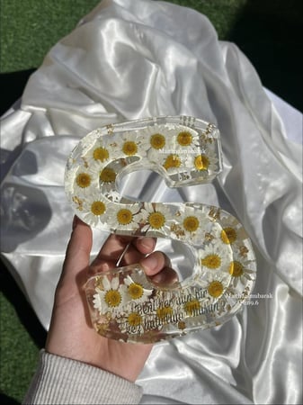 حفظ زهور الاقحوان الطبيعي داخل الريزن  -شكل حرف