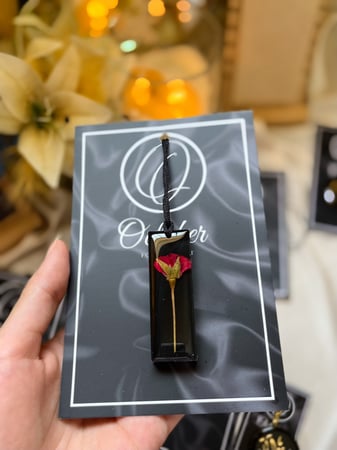 تعليقه ريزن للسيارة (red flower ) | لون اسود