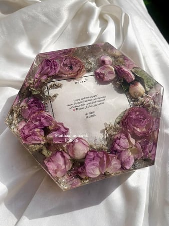 حفظ الورد الطبيعي للذكرى داخل الريزن - شكل سداسي