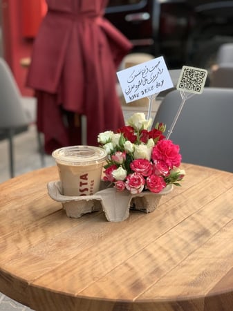 قاعدة ورد طبيعي مع مشروب من اختيارك