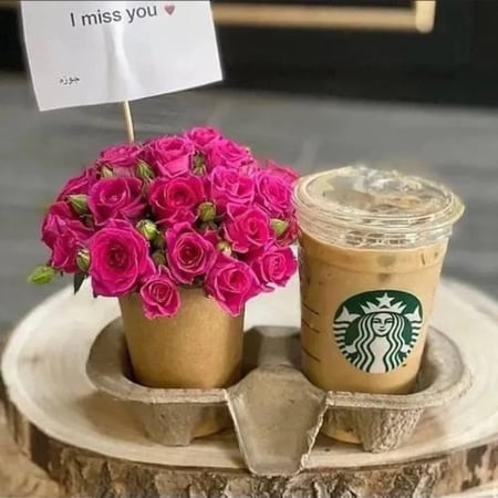 قاعدة ورد طبيعي مع مشروب من اختيارك