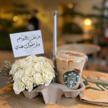 قاعدة ورد طبيعي مع مشروب من اختيارك