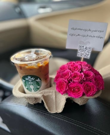 قاعدة ورد طبيعي مع مشروب من اختيارك