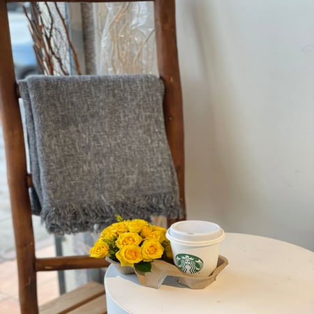 قاعدة ورد طبيعي مع مشروب من اختيارك