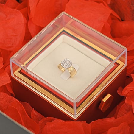 تغليف هدايا مع وردة دائمة اللون الأحمر