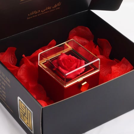 تغليف هدايا مع وردة دائمة اللون الأحمر