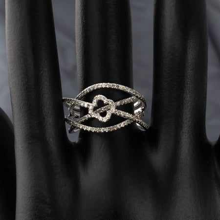 خاتم الماس الخطوط المتداخلة مع وردة في المنتصف مزين بفصوص الألماس