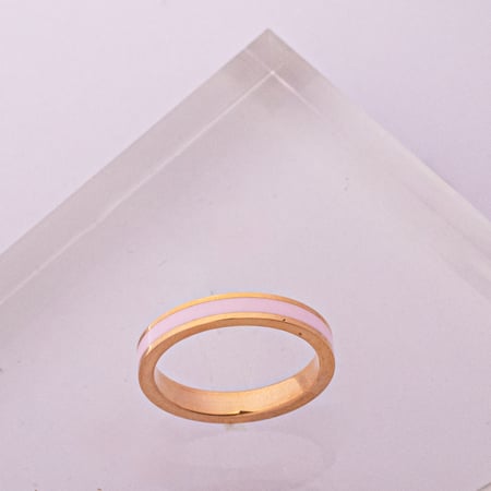 دبلة ذهب عيار 21 تتزين بالميناء الملون باللون الوردي الفاتح من نواعم ا