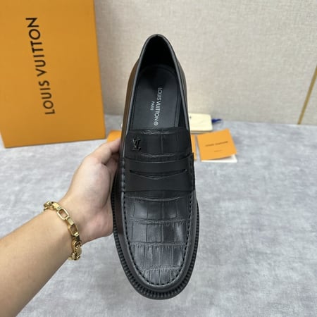 LV Loafer حذاء لويس فويتون لوكسور لوفر.