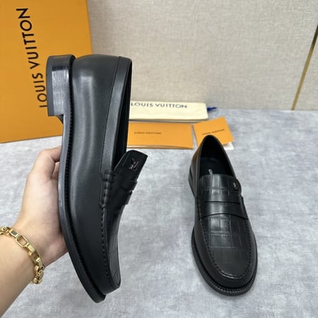 LV Loafer حذاء لويس فويتون لوكسور لوفر.