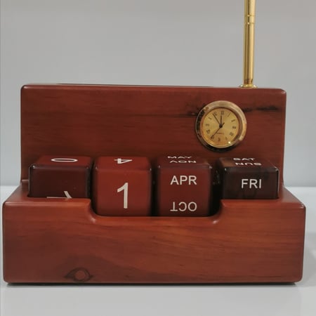 تقويم مكتبي خشبي