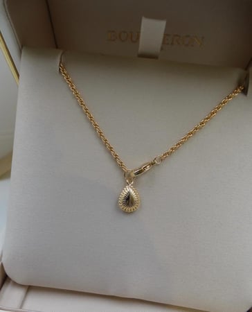 سلسال بوشرون ذهبي و كحلي